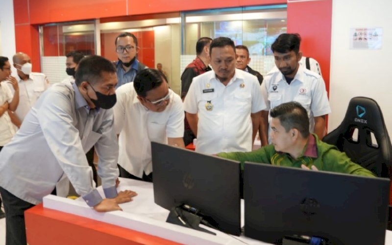 KUNJUNGAN. Jajaran Polda Jabar dipimpin Kabid Humas Polda Jabar Kombes Pol Ibrahim Tompo (kiri) melakukan studi banding di Command Center Pemkot Makassar yang berada di Lantai 10 Balai Kota Makassar disambut Kepala Diskominfo Kota Makassar Mahyuddin (ketiga kiri), Rabu (18/1/2023). foto: istimewa