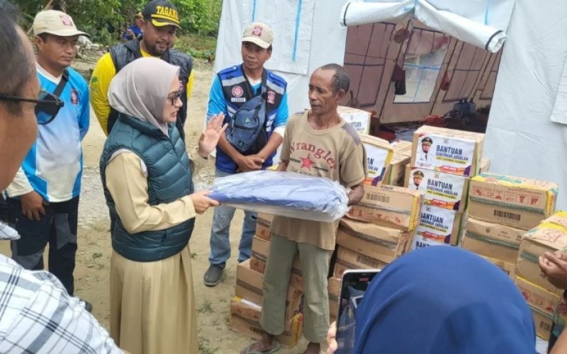 BANTUAN. Bupati Luwu Utara, Indah Putri Indriani, menyerahkan menyalurkan bantuan logistik Pemprov Sulsel untuk korban terdampak musibah banjir di Kabupaten Luwu Utara, Sabtu (21/1/2023). foto: istimewa