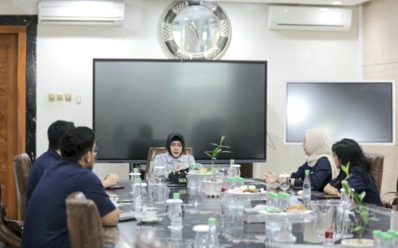 AUDIENSI. Ketua TP PKK Kota Makassar, Indira Jusuf Ismail, menerima Kepala Bidang Kepesertaan Program Khusus BPJS Ketenagakerjaan Makassar Widi Astri Apriliania saat melakukan audiensi bersama timnya di kediaman Wali Kota Makassar, Rabu (4/1/2023). foto: istimewa