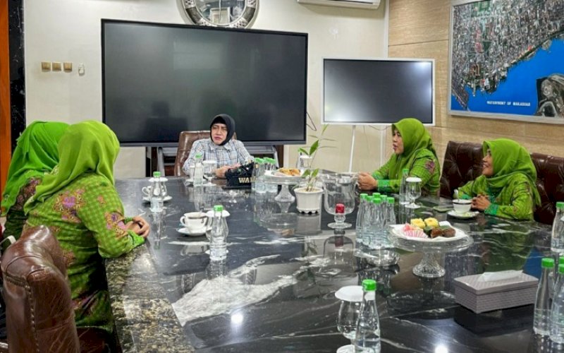AUDIENSI. Ketua TP PKK Kota Makassar, Indira Jusuf Ismail, menerima audiensi calon pengurus baru Muslimat Nahdlatul Ulama (NU) Kota Makassar di Kediaman Wali Kota Makassar, Jl Amirullah, Kota Makassar, Rabu (4/1/2023). foto: istimewa