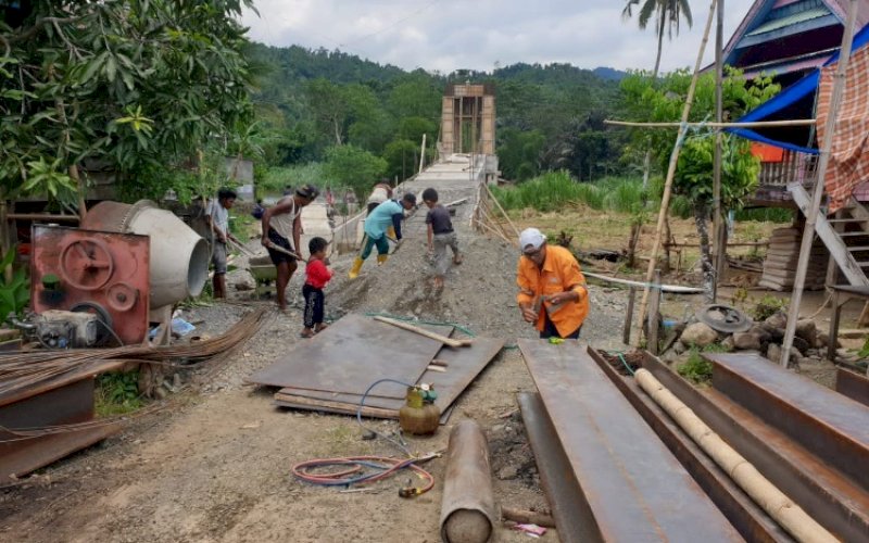 PEMBANGUNAN. Pengerjaan Jembatan Gantung Pitu Riase yang menjadi penghubung antara Desa Belawae Timur dan Desa Belawae Barat, Kecamatan Pitu Riase, Kabupaten Sidenrang Rappang (Sidrap). foto: istimewa