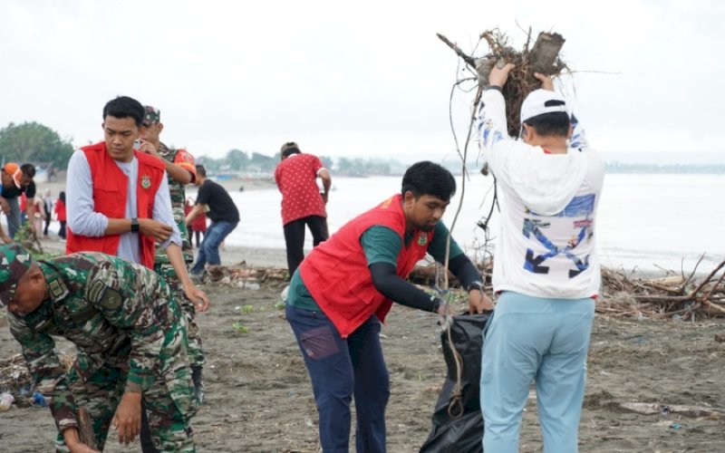 JUMAT BERSIH. Pemkab Bulukumba melaksanakan Jumat Bersih di sekitaran Pantai Merpati dan Lapangan Pemuda, Jumat (27/1/2023). foto: istimewa