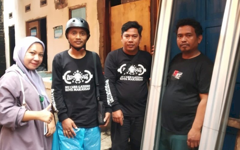 BANTUAN. Tim Lazisnu Kota Makassar menyerahkan bantuan atap seng kepada warga terdampak angin puting beliung di Jl Teuku Umar, Kota Makassar. foto: istimewa