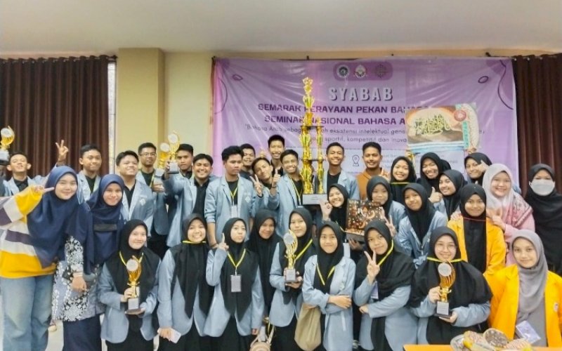 JUARA. Siswa-siswi MAN 3/PK Makassar mengukir prestasi dalam ajang Syabab yang diselenggarakan HMPS PBA &lsquo;Arsy FBS UNM di Aula Gedung Pusat Bahasa Arab UNM, Kota Makassar, Kamis (19/1/2023). foto: istimewa