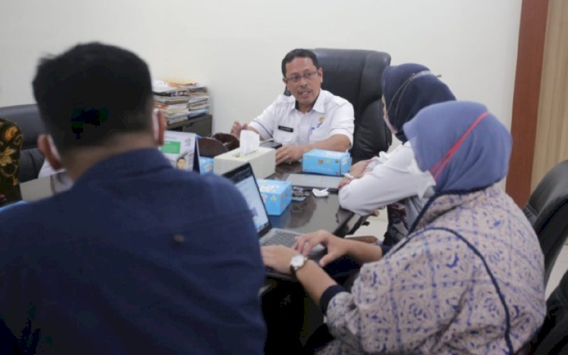 AUDIENSI. Sekda Kota Makassar Muh Ansar menerima audiensi CISDI yang dipimpin Direktur Utama CISDI Diah Satyani Saminarsih di Balai Kota Makassar, Rabu (18/1/2023). foto: istimewa