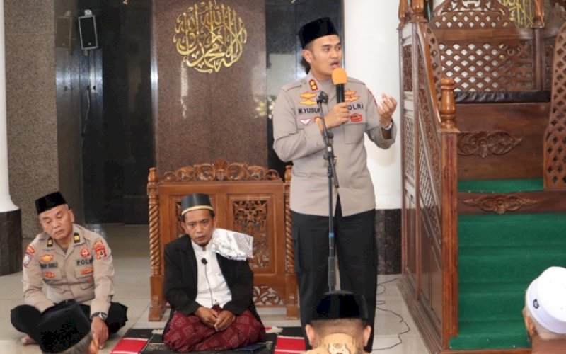 SAFARI JUMAT. Kapolres Soppeng, AKBP Muh Yusuf Usman, melaksanakan Safari Jumat di Masjid Agung Darussalam Kelurahan Botto, Kecamatan Lalabata, Kabupaten Soppeng, Jumat (13/1/2023). foto: istimewa