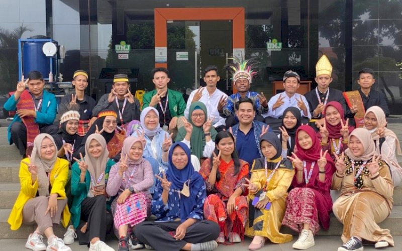 PERTUKARAN MAHASISWA. Muhammad Rafli (kedua kiri belakang) saat bersama mahasiswa yang lolos Pertukaran Mahasiswa Merdeka dari seluruh Indonesia. foto: istimewa