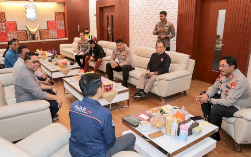 PERTEMUAN. Kapolda Sulsel, Irjen Pol Nana Sudjana, menerima tim PWI Sulsel, antara lain Sekretaris PWI Sulsel Faisal Palapa dan pengurus lainnya, seperti Arsyad Hakim, Daswar M Rewo, dan Faisal Syam, Jumat (13/1/2023). foto: istimewa