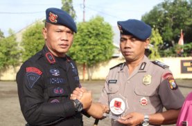 Tradisi Sangkur Pora Warnai Pelepasan Personel Brimob Bone ke Dinas Umum&nbsp;