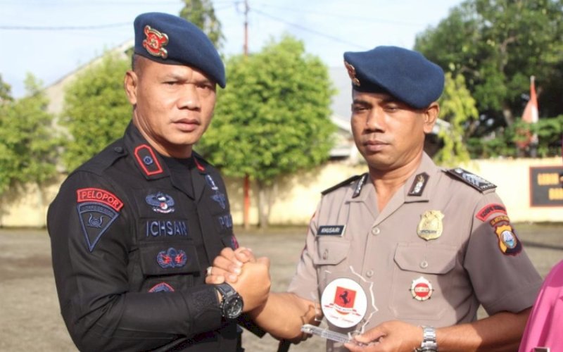 PELEPASAN. Danyon C Pelopor, Kompol Nur Ichsan, melepas satu personel Batalyon C Pelopor yang dimutasikan ke dinas umum, yakni Polres Bone di Lapangan Mako Batalyon C Pelopor, Kamis (26/1/2023). foto: istimewa