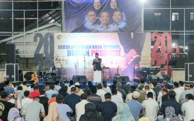 ZIKIR. Keluarga Besar Perumda Air Minum Kota Makassar menggelar Zikir dan Doa Bersama dengan mengusung tema 'Bekerja dengan Rasa Optimis, Bukan Pesimis' di RTH PDAM, Sabtu (31/12/2022) malam. foto: istimewa