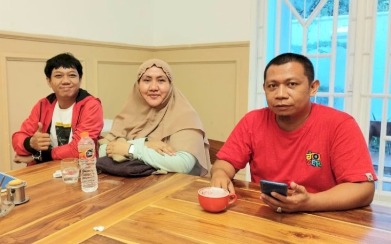 RAPAT. Ketua PJI Sulsel Abdullah Rattingan (kanan) didampingi sekretaris Syafril Rahmat dan bendahara Andi Amriani saat memimpin rapat pengurus di The Hills Coffee, Pao and Mian yang terletak di Jl Serigala, Kota Makassar, Sabtu (21/1/2023). foto: istimewa