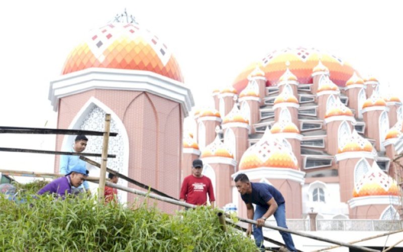 MEMBERSIHKAN. ASN dan Non ASN Pemprov Sulsel melakukan kerja bakti massal membantu membersihkan Kawasan Center Point of Indonesia (CPI) Makassar, Minggu (8/1/2023). foto: istimewa