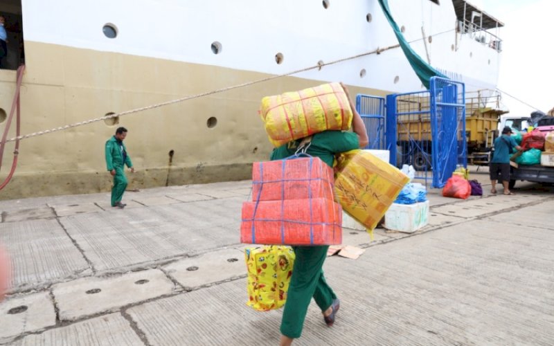 ARUS PENUMPANG. Porter atau buruh barang mengangkat barang penumpang di Pelabuhan Makassar. foto: istimewa