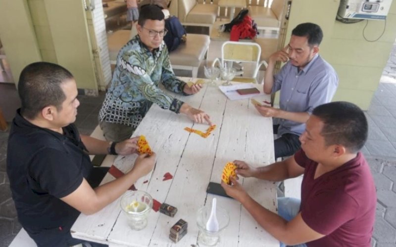 MAIN DOMINO. Prof dr Taruna Ikrar MBiomed PhD (kedua kiri) bersama sahabatnya dr Wachyudi Muchsin SKed SH MKes (kiri) saat bermain domino di Makassar, Senin (16/1/2023). foto: istimewa