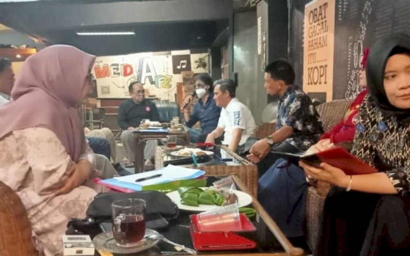 RAPAT. Rapat Pleno Pengurus PWI Sulsel, yang dipimpin Ketuanya, HM Agussalim Alwi Hamu, yang berlangsung di Cafe Media Graha Pena, Jumat (13/1/2023). foto: istimewa