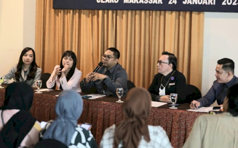 BERI KETERANGAN. Marcom Manager Claro Makassar Ricwan Wahyudi (tengah) dan Wedding Senior Sales Manager Claro Makassar Arlin Palimbong, saat konferensi pers rencana pelaksanaan Luxury Wedding Vaganza 2023, Selasa (24/1/2023). foto: istimewa