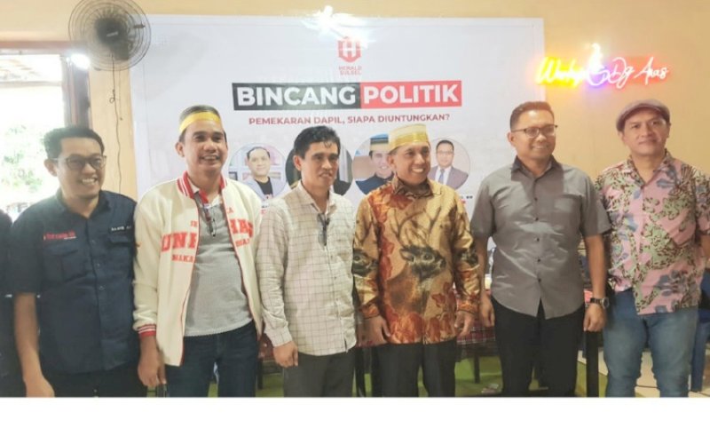 BINCANG POLITIK. Ketua DPRD Kota Makassar, Rudianto Lallo (kedua kiri), bersama narasumber lainnya pada Bincang Politik di Warkop Dg Anas, Jl Faisal, Kota Makassar, Sabtu (21/1/2023). foto: istimewa