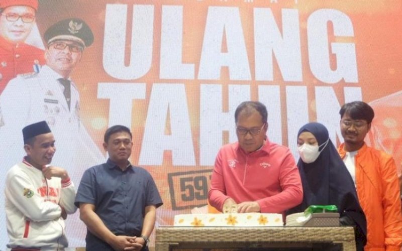 PERAYAAN ULTAH. Ketua DPRD Kota Makassar Rudianto Lallo (kiri) turut hadir merayakan Ulang Tahun (Ultah) Wali Kota Makassar Moh Ramdhan Pomanto di kediaman pribadinya, Jl Amirullah, Kota Makassar, Senin (30/1/2023) dini hari. foto: istimewa