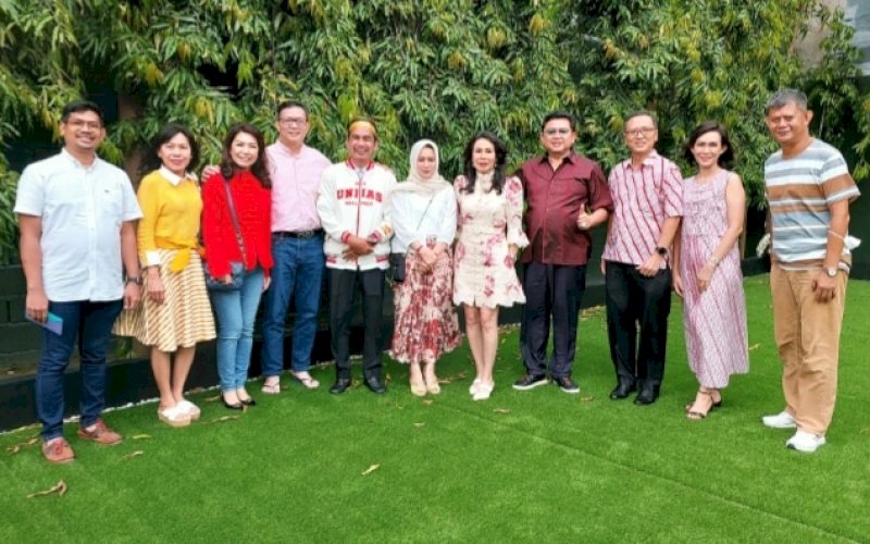 SILATURAHMI. Ketua DPRD Kota Makassar, Rudianto Lallo, saat menyambangi kediaman Lucas pada perayaan Imlek 2023, Senin (23/1/2023). foto: istimewa