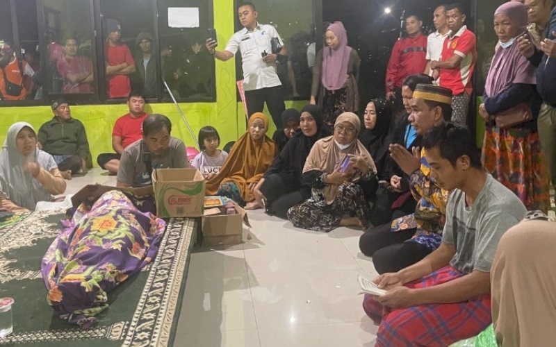 MELAYAT. Ketua DPRD Kota Makassar, Rudianto Lallo (kedua kanan duduk), tengah berdoa saat melayat ke rumah duka korban meninggal akibat tertimpa pohon tumbang di Perumahan Puri Pattene Permai Blok D 5, Kelurahan Sudiang, Kecamatan Biringkanaya, Kota Makassar, Rabu (4/1/2023) malam. foto: istimewa