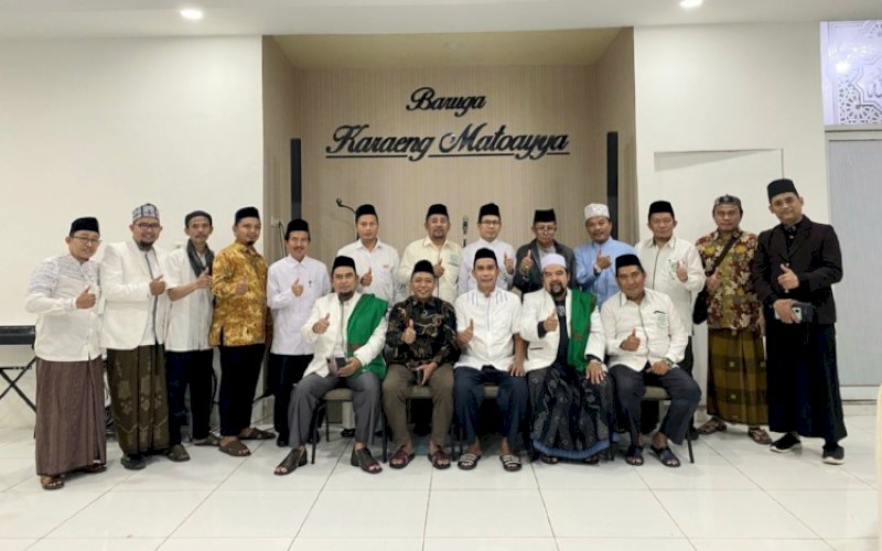 SILATURAHMI. PD IPIM Kota Makassar didampingi pengurus teras Pimpinan Wilayah dan Pimpinan Cabang se-Kota Makassar bersilaturahmi dengan Ketua DPRD Kota Makassar, Rudiyanto Lallo di Baruga Karaeng Matoayya Rumah Jabatan Ketua DPRD Kota Makassar, Jl Letjen Hertasning, Minggu (1/1/2023) malam. foto: istimewa