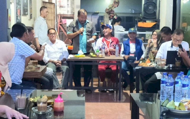 SILATURAHMI. Ketua DPRD Kota Makassar, Rudianto Lallo (tengah), memenuhi undangan tokoh masyarakat Kelurahan Pa&rsquo;Baeng-baeng, Kecamatan Tamalate, Kota Makassar tepatnya di Warkop Kongkow 86, Kompleks Perikanan Darat, Jumat (6/1/2023). foto: istimewa