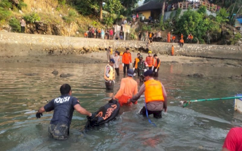 EVAKUASI. Tim SAR gabungan melakukan evakuasi jasad Afdal, remaja 17 tahun, yang tenggelam di perairan Tanjung Palette, Kabupaten Bone, Selasa (24/1/2023). foto: istimewa