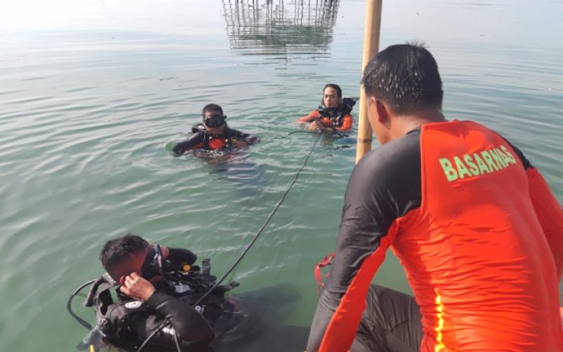PENCARIAN. Tim SAR gabungan melakukan pencarian terhadap remaja berusia 17 bernama Afdal Bin Ramli yang hilang di perairan Tanjung Palette, Kabupaten Bone, Minggu (22/1/2023). foto: istimewa