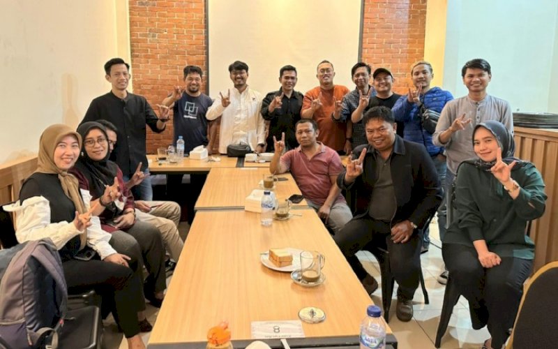SILATURAHMI. Ketua Forum Kemanusiaan Kota Makassar, dr Udin&nbsp;Shaputra Malik, melakukan silaturahmi bersama Pengurus Serikat Media Siber Indonesia (SMSI) Provinsi Sulsel di Kedai Kopi Asia, Kota Makassar, Jumat (27/1/2023) malam. foto: istimewa