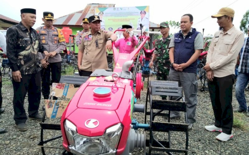 BANTUAN. PT Vale Indonesia Tbk menyerahkan sebanyak 30 unit hand tractor di lima desa di Mahalona Raya, Kabupaten Luwu Timur diterima langsung Bupati Luwu Timur, Budiman di Balai pertemuan Desa Libukan Mandiri, Kecamatan Towuti, Sabtu (31/12/2022). foto: istimewa