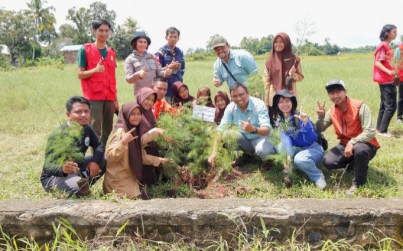 TANAM POHON. PT Vale Indonesia Tbk (PT Vale) berkolaborasi dengan pemerintah, komunitas pemuda, dan mahasiswa KKN Tematik Gelombang 109 Unhas mengadakan edukasi lingkungan kepada sejumlah pelajar sekolah dasar di lingkungan Loeha dan sekitarnya yang dipusatkan di Desa Loeha, Kecamatan Towuti, Kabupaten Luwu Timur, Jumat (27/1/2023). foto: istimewa