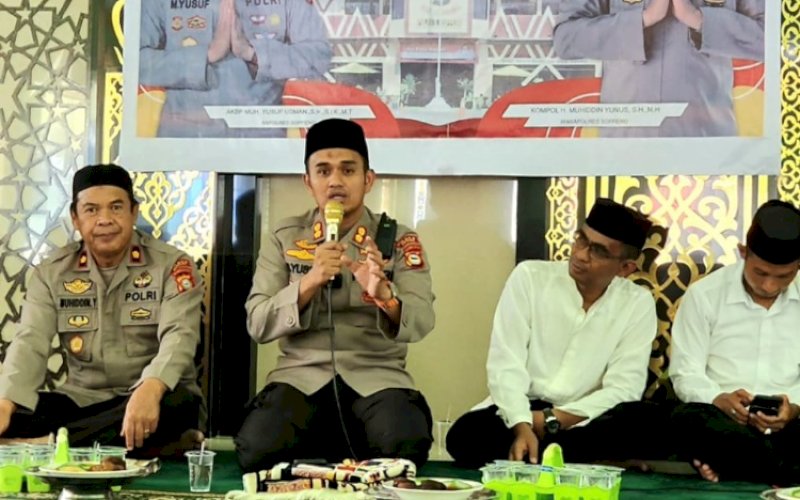 SAFARI JUMAT. Kapolres Soppeng, AKBP Muh Yusuf Usman (kedua kiri), melaksanakan Safari Jumat yang dirangkaikan Jumat Curhat di Masjid Besar Taqwa Ganra, Desa Ganra, Kecamatan Ganra, Kabupaten Soppeng, Jumat (20/1/2023). foto: istimewa