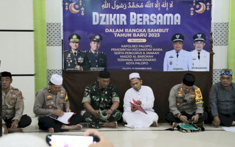 ZIKIR BERSAMA. Kapolres Palopo, AKBP Muh Yusuf Usman, bersama Dandim 1403 Palopo, beserta jajaaran masing-masing dan masyarakat serta jemaah menggelar doa dan zikir bersama di Masjid Al-Barakah (Terminal Palopo), Kelurahan Dangerakko, Kecamatan Wara, Kota Palopo, Sabtu (31/12/2022). foto: istimewa