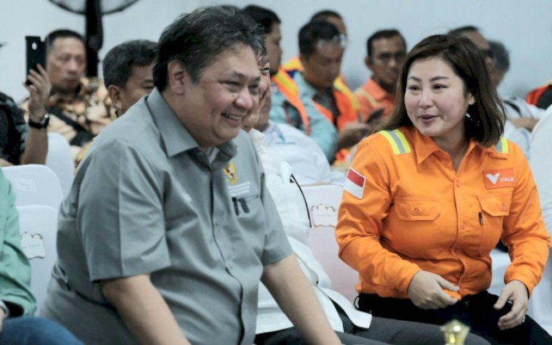 PERESMIAN. Menko Perekonomian Airlangga Hartarto bincang santai dengan CEO dan Presiden Direktur PT Vale Indonesia Febriany Eddy di sela-sela peresmian pembangunan proyek pertambangan dan pengolahan nikel rendah karbon terintegrasi di Kabupaten Morowali, Sulawesi Tengah, Jumat (10/2/2023). foto: istimewa