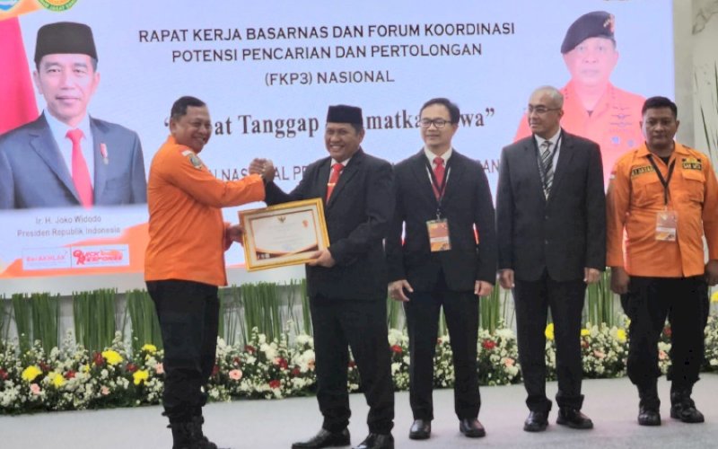 SAR AWARDS. Kepala Basarnas Marsekal Madya TNI Henri Alfiandi menyerahkan SAR Awards kepada Gubernur Sulsel yang diwakili Kepala BPBD Sulsel Amson Padolo pada Rapat Kerja dan FKP3 2023 di Jakarta, Kamis (16/2/2023). foto: istimewa