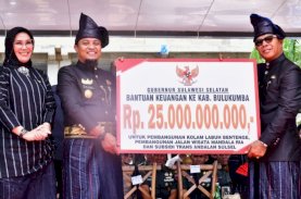 Hari Jadi Bulukumba Ke-63, Gubernur Sulsel Serahkan Bantuan Keuangan Rp25 Miliar