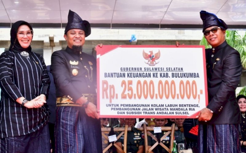 PENYERAHAN BANTUAN. Gubernur Sulsel Andi Sudirman Sulaiman menyerahkan bantuan keuangan senilai Rp25 miliar kepada Bupati Bulukumba Andi Muchtar Ali Yusuf pada peringatan Hari Jadi Kabupaten Bulukumba Ke-63, Sabtu (4/2/2023). foto: istimewa