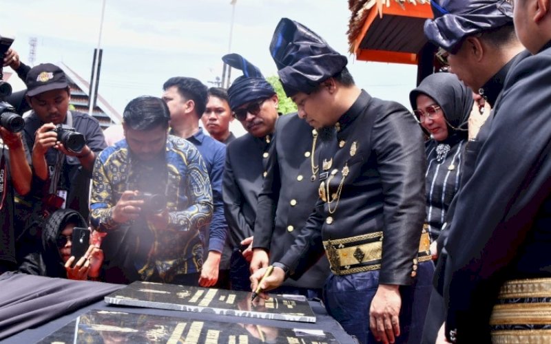 PERESMIAN. Gubernur Sulsel Andi Sudirman Sulaiman didampingi Bupati Bulukumba Andi Muchtar Ali Yusuf meresmikan ruas jalan Batu Tongkarayya-Goa Passea di Desa Lembanna, Kecamatan Bontobahari, Kabupaten Bulukumba pada peringatan Hari Jadi Bulukumba Ke-63, Sabtu (4/2/2023). foto: istimewa