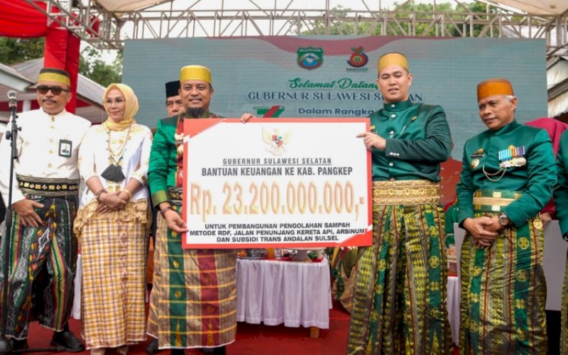 BANTUAN KEUANGAN. Gubernur Sulsel Andi Sudirman Sulaiman menyerahkan bantuan keuangan senilai Rp23,2 miliar untuk Pemkab Pangkep diterima langsung Bupati Pangkep, Muhammad Yusran Lalogau, pada acara perayaan Hari Jadi Kabupaten Pangkep Ke-63 di Kantor Kecamatan Tondong Tallasa, Kabupaten Pangkep, Rabu (8/2/2023). foto: istimewa