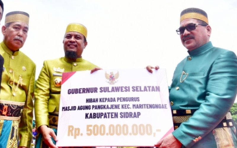 BANTUAN. Gubernur Sulsel, Andi Sudirman Sulaiman, menyerahkan secara simbolis bantuan hibah masjid kepada beberapa pengurus masjid pada acara peringatan Hari Jadi Kabupaten Sidrap Ke-679 di halaman Kantor Bupati Sidrap, Sabtu (18/2/2023). foto: istimewa