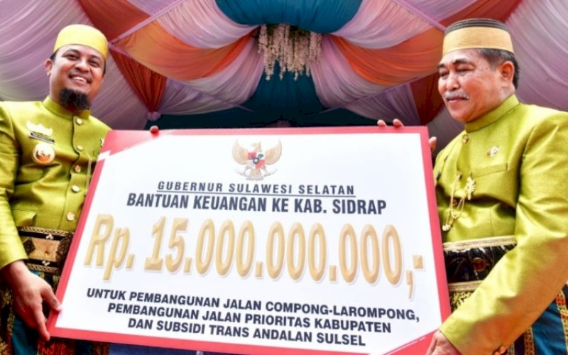 BANTUAN KEUANGAN. Gubernur Sulsel Andi Sudirman Sulaiman menyerahkan bantuan keuangan kepada Pemkab Sidrap diterima Bupati Sidrap Dollah Mando pada peringatan Hari Jadi Kabupaten Sidrap Ke-679 di halaman Kantor Bupati Sidrap, Sabtu (18/2/2023). foto: istimewa