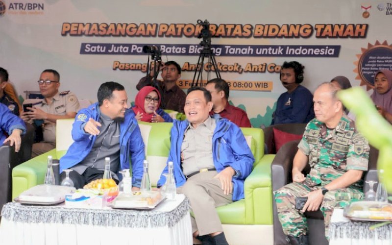 PENCANANGAN GEMAPATAS. Gubernur Sulsel, Andi Sudirman Sulaiman, menghadiri kegiatan Pencanangan Gerakan Masyarakat Pemasangan Tanda Batas (Gemapatas) di Kantor Kelurahan Bontorannu, Kecamata Mariso, Kota Makassar, Jumat (3/2/2023). foto: istimewa