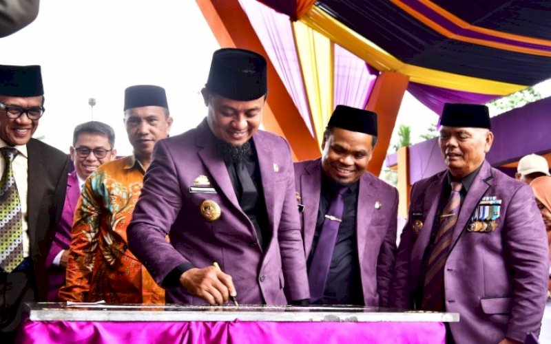 PENANDATANGANAN. Gubernur Sulsel, Andi Sudirman Sulaiman, menandatangani prasasti peresmian proyek pada 63 Tahun Kabupaten Enrekang di Lapangan Abu Bakar Lambogo, Sabtu (25/2/2023). foto: istimewa