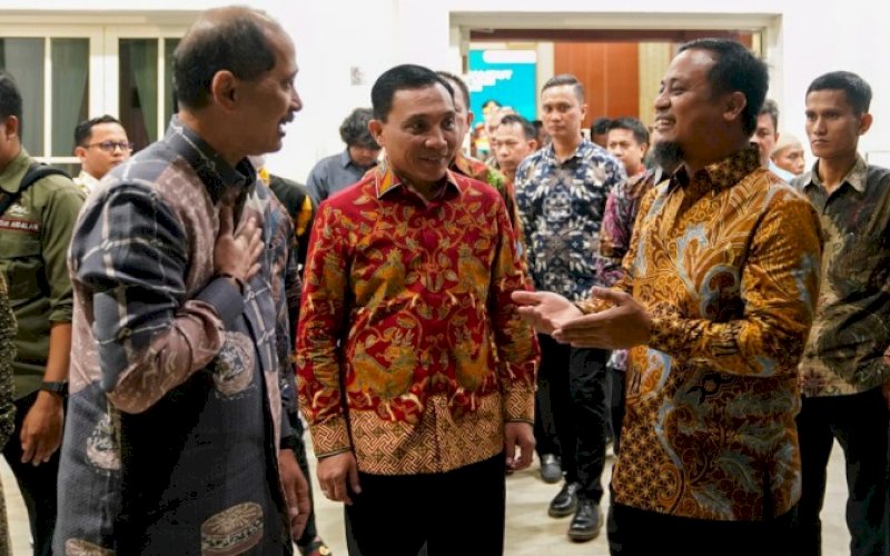 PISAH SAMBUT. Gubernur Sulsel Andi Sudirman Sulaiman Kajati Sulsel Leonard Eben Ezer Simanjuntak yang menggantikan Raden Febrytrianto pada pisah sambut Kajati Sulsel di Baruga Karaeng Pattingalloang, Rumah Jabatan Gubernur, Rabu (8/2/2023). foto: istimewa