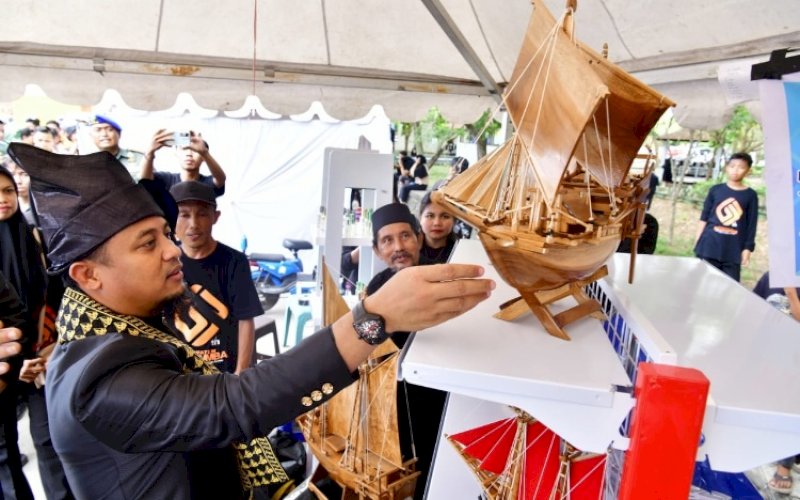 PAMERAN UMKM. Gubernur Sulsel, Andi Sudirman Sulaiman, meninjau pameran UMKM dalam rangka Hari Jadi Kabupaten Bulukumba Ke-63 di Pantai Merpati, Bulukumba, Sabtu (4/2/2023). foto: istimewa