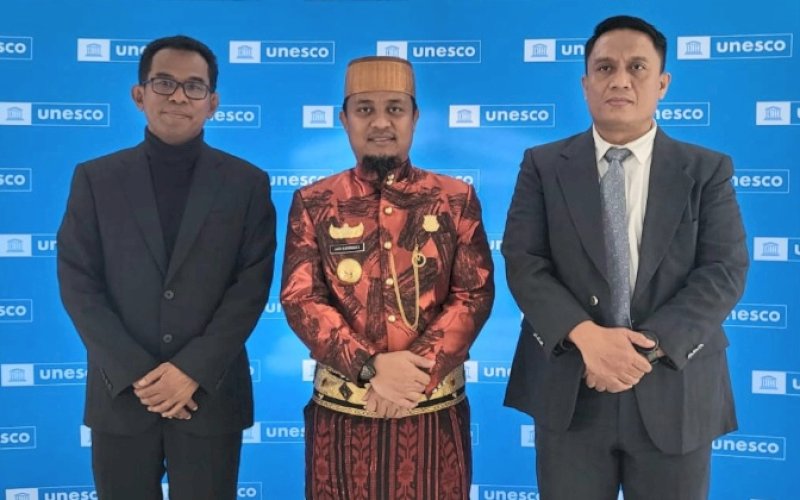 Andi Sudirman Sulaiman (tengah). foto: istimewa