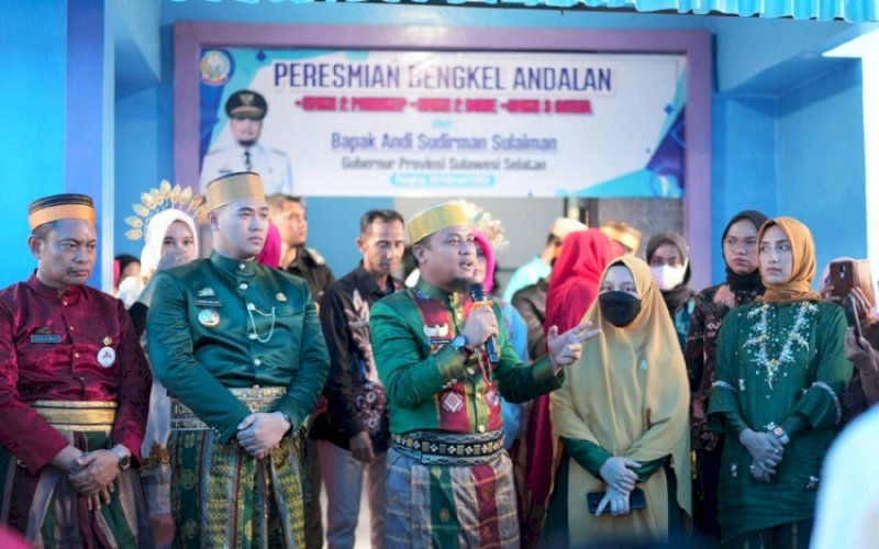 PERESMIAN. Gubernur Sulsel, Andi Sudirman Sulaiman, meresmikan Bengkel Andalan pada 3 sekolah SMK di Sulsel yang dipusatkan di SMKN 2 Bungoro, Kabupaten Pangkep, Rabu (8/2/2023). foto: istimewa