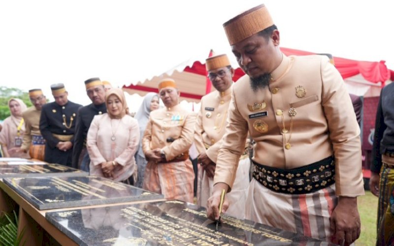 PERESMIAN. Gubernur Sulsel, Andi Sudirman Sulaiman, meresmikan pembangunan/rehabilitasi Tempat Pelelangan Ikan (TPI) Beba yang berlokasi di Kecamatan Galesong Utara, Kabupaten Takalar, Jumat (10/2/2023). foto: istimewa