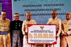 Gubernur Sulsel Serahkan Bantuan Keuangan Rp25 Miliar untuk Pembangunan Tanggul Penahan Abrasi di Takalar